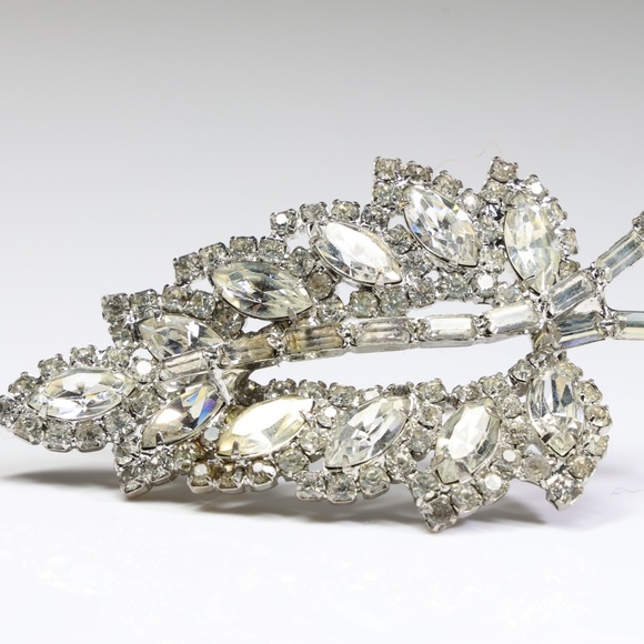 Vintage 1950s Weiss Clear Rhinestones Leaf shape Brooch - Picture 6 of 7